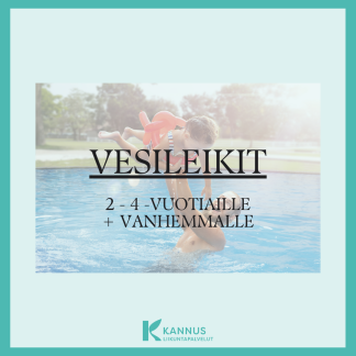 vesileikit 2 - 4 -vuotiaalle ja hänen vanhemmalleen, isä nostamassa lasta vedestä päänsä yläpuolelle