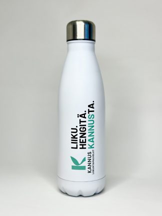 Valkoinen metallinen juomapullo, jossa Kannuksen Liikuntapalveluiden logo sekä musta teksti "Liiku. Hengitä. Kannusta." Josta sana Kannus korostettu turkoosilla värillä.