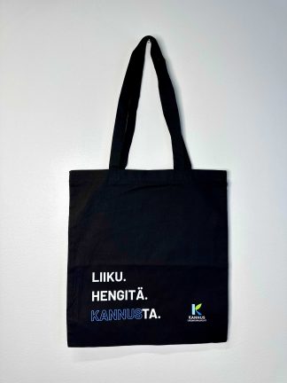 Musta kangaskassi, jossa oikeassa alakulmassa Kannuksen Liikuntapalveluiden logo. Vasemmassa reunassa valkoinen teksti: "Liiku. Hengitä. Kannusta." josta sana Kannus korostettu sinisellä reunavärillä.